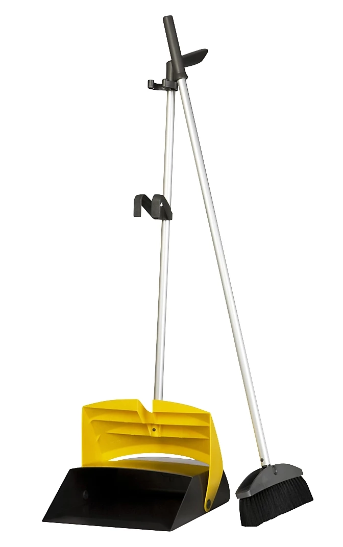 Location de studio photo sur lausanne - Location de Studio équipé pour la Photo et la Vidéo Un balai à long manche et une pelle à poussière jaune et noire, également à long manche, sont posés debout l'un contre l'autre sur un fond blanc.